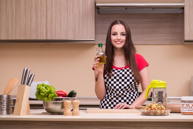 Casalinga della giovane donna che lavora nella cucina