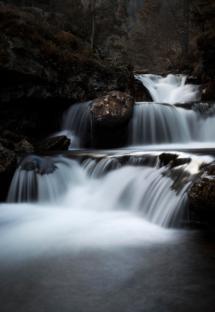 Cascata a lunga esposizione tardo autunno tra le rocce