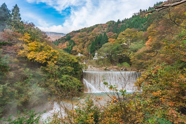 Cascata a Tsuchiyu Onsen nel bellissimo autunno (foglie cadute) a tohoku, Fukushima, Giappone