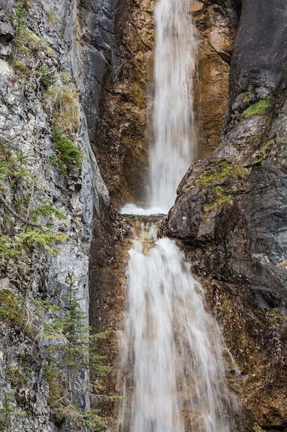 Cascata al Johnston Canyon di Banff. Johnston Canyon, Alberta, Canada