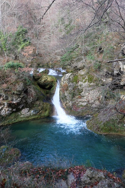 Cascata alla sorgente del fiume Urederra, un ambiente naturale che si distingue per il suo turchese