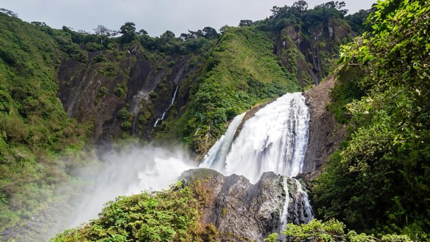 Cascata Catarata del Toro con le montagne circostanti in Costa Rica