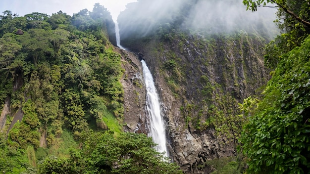 Cascata Catarata del Toro con le montagne circostanti in Costa Rica