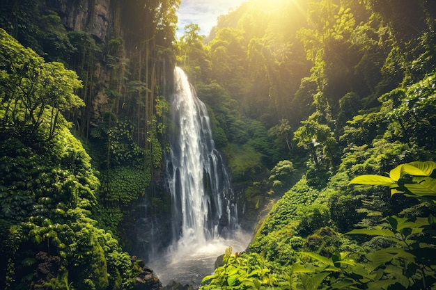 Cascata che cade in una piscina d'acqua tranquilla Oasi naturale serena e rigenerante