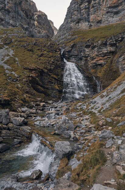 Cascata che cade tra le rocce di una montagna