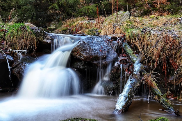 Cascata che scorre sulle rocce durante l'autunno