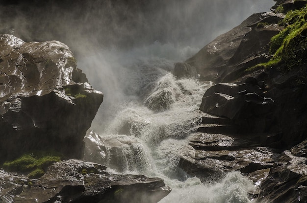 Cascata con nebbia