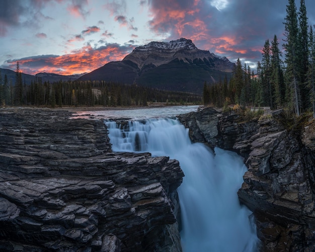 Cascata con una lunga esposizione durante l'alba nel Parco Nazionale di Jasper in Canada