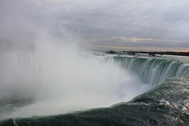 Cascata contro un cielo nuvoloso