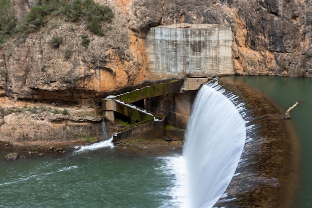 Cascata d'acqua in diga con installazioni in calcestruzzo