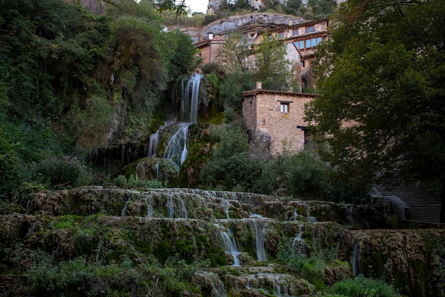 Cascata d'acqua turchese a orbaneja del castillo