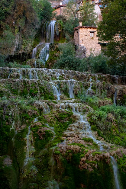 Cascata d'acqua turchese a orbaneja del castillo