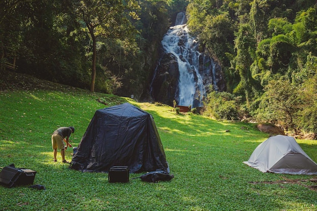 Cascata da campeggio davanti alla cascata