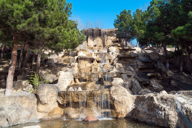 Cascata decorativa nel parco cittadino