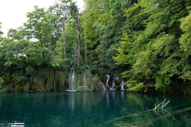 cascata del fiume di montagna turchese acqua limpida ecologia