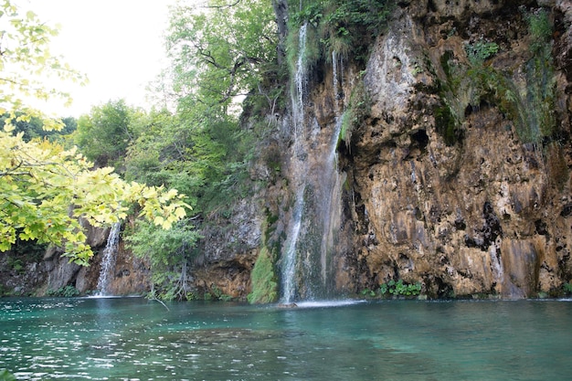 cascata del fiume di montagna turchese acqua limpida ecologia