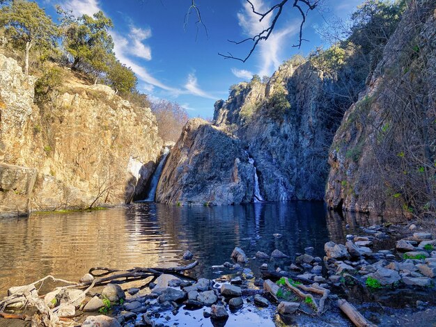 cascata del lago in montagna