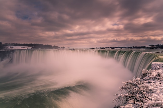 Cascata del Niagara lunga esposizione al confine USA Canada