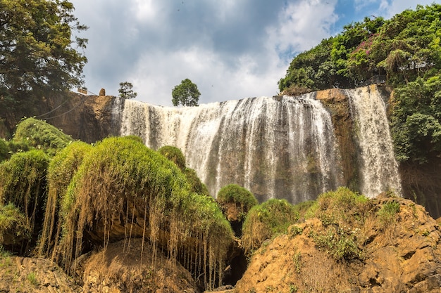 Cascata dell'elefante a Dalat, Vietnam in un giorno d'estate