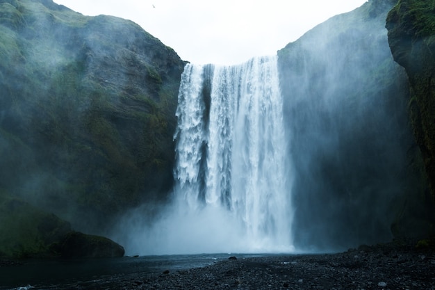 Cascata dell'Islanda - Skogafoss. bella cascata alta. grande cascata