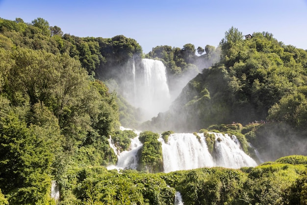 Cascata delle Marmore in Umbria, Italia. Incredibile cascata che si tuffa nella natura con alberi e rocce.