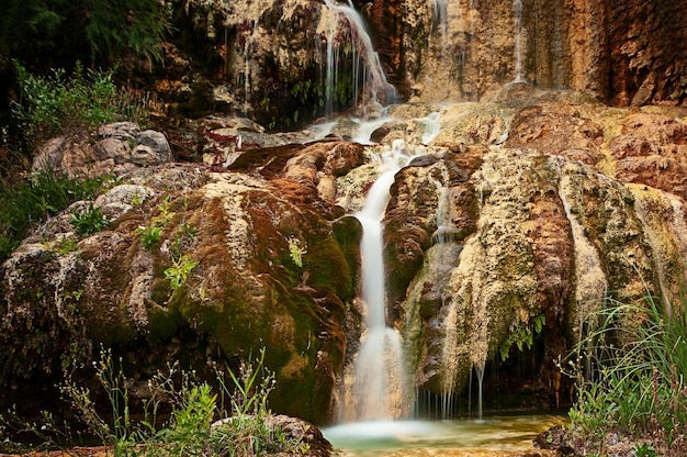 Cascata di acqua termale nell'acquedotto naturale di villanueva