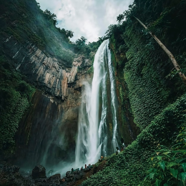 Cascata di Blawan intorno al cratere di Kawa Ijen Bella cascata nascosta nella giungla tropicale