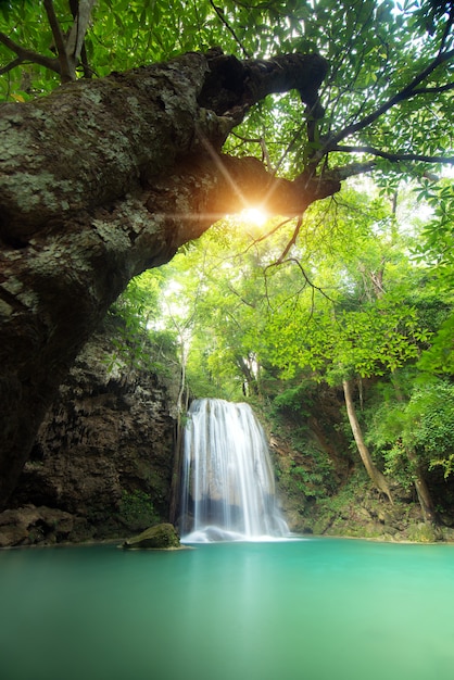 Cascata di Erawan nella provincia di Kanchanaburi, Thailandia.