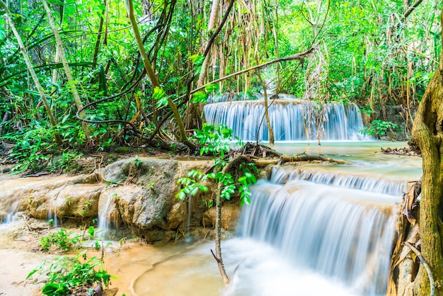 Cascata di Erawan, parco nazionale di Erawan a Kanchanaburi in Tailandia