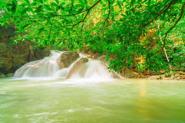 Cascata di Erawan, parco nazionale di Erawan a Kanchanaburi in Tailandia