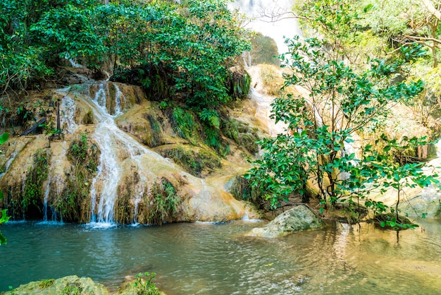 Cascata di Erawan, parco nazionale di Erawan a Kanchanaburi in Tailandia