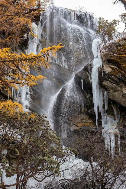 Cascata di ghiaccio nella riserva naturale yading, Cina