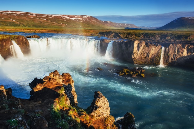 Cascata di Godafoss al tramonto. Arcobaleno fantastico. Islanda, Europa