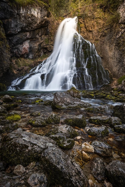 Cascata di Golling nella luce naturale d'autunno Austria