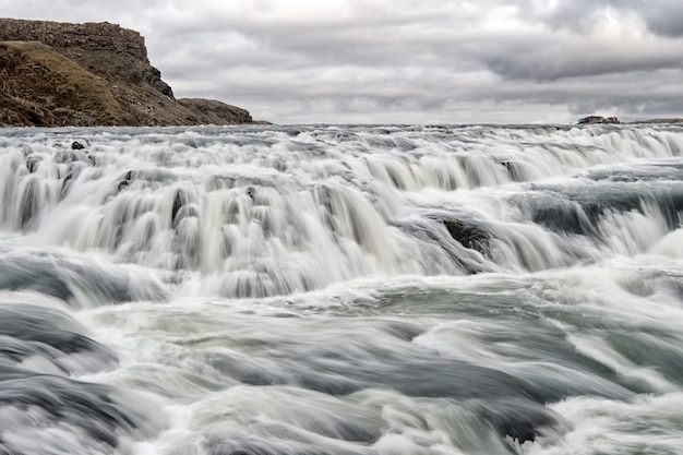 Cascata di Gullfoss situata nel fiume del canyon a sud-ovest dell'Islanda. Cascata rapida del fiume. Flusso del flusso d'acqua. Paesaggio della natura della cascata. Concetto di destinazioni turistiche. Attrazione turistica popolare della cascata.