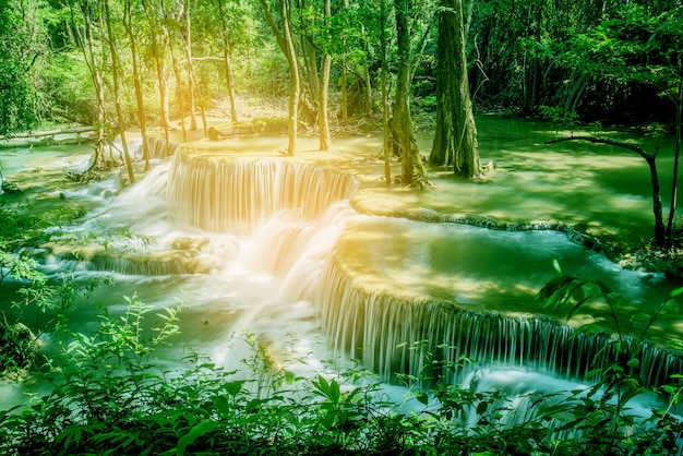 Cascata di Huai Mae Khamin a Kanchanaburi, Tailandia, bella cascata, foresta