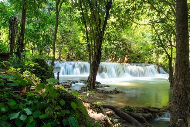 Cascata di Huai Mae Khamin a Kanchanaburi Thailandia bellissima cascata