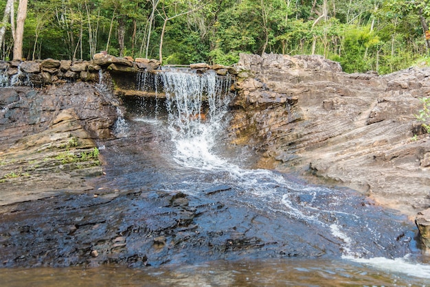 Cascata di Kham Hom a Huai Yang, distretto di Mueang Sakon Nakhon in Tailandia