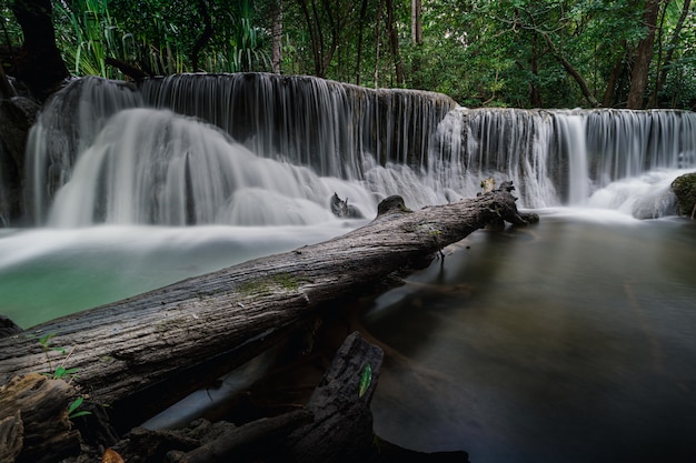 Cascata di khamin del mae di Huai nella stagione della pioggia kanchanaburi Tailandia