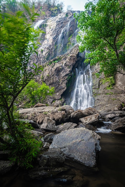 Cascata di Khlong Lan Bellissime cascate nel parco nazionale di Klong Lan in Thailandia