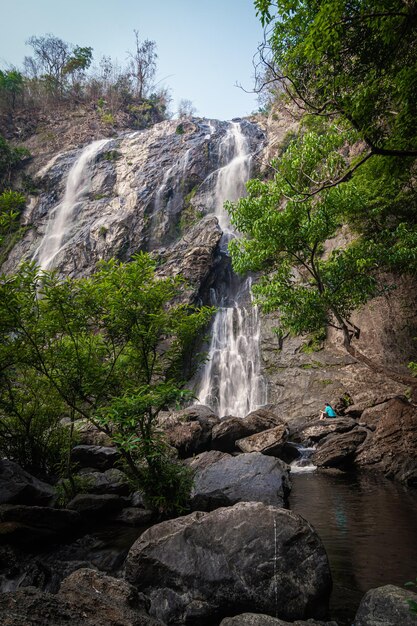 Cascata di Khlong Lan Bellissime cascate nel parco nazionale di Klong Lan in Thailandia