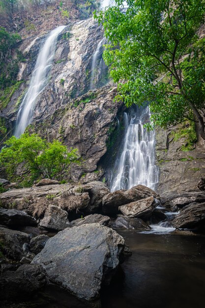 Cascata di Khlong Lan Bellissime cascate nel parco nazionale di klong Lan in Thailandia