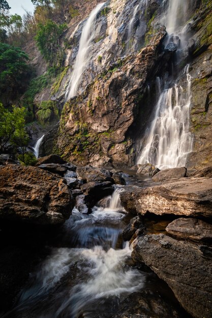 Cascata di Khlong Lan Bellissime cascate nel parco nazionale di klong Lan in Thailandia