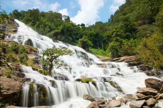 Cascata di Mae Ya a Chiangmai, Tailandia - Bella scena.