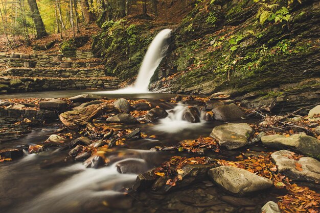 Cascata di montagna autunnale