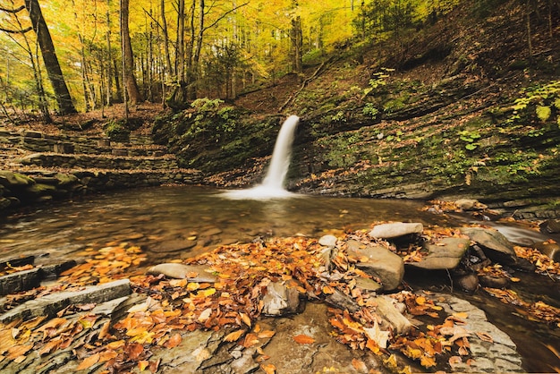 Cascata di montagna autunnale