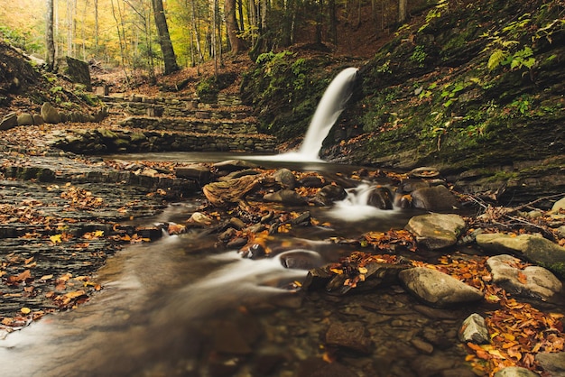 Cascata di montagna autunnale