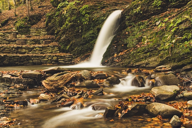 Cascata di montagna autunnale