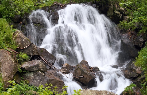 Cascata di montagna estiva.