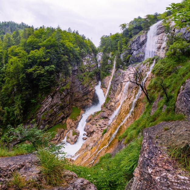 Cascata di montagna nelle Alpi